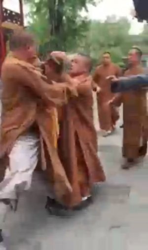 Китай. Монахи подрались из-за подаяний (25.04.2016 г.)