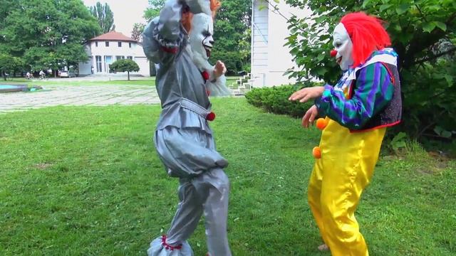 Костюмы клоуна Пеннивайза. Два костюма Пеннивайза смотреть онлайн