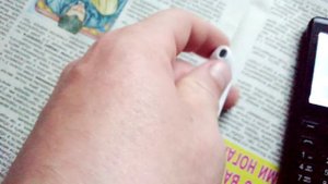 Беспроводные наушники на кнопочном телефоне.