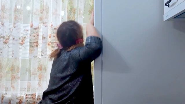 Я Толстая перед холодильником. Смешное видео про жизнь толстушки после 18:00 смотреть онлайн