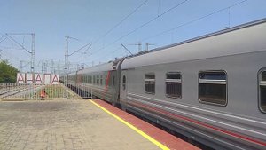 ЭП20-056 с поездом 152 Москва Казанская - Анапа прибывает на станцию Анапа
