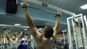 Как тренировать спину Подтягивания на турнике в зале