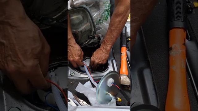 Replacing my fuel pump in my 2005 Ford Escape Video 5 Installing the new fuel pump  ? ?