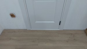 Показываю как я закрыл щели между порогом дверной коробки и ламинатом
