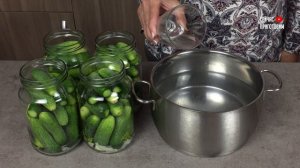 Банки с огурцами по этому рецепту не мутнеют и не взрываются - стерилизованные огурчики с луком