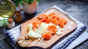 Чечевица с курицей и овощами