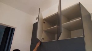 Кухня без верхних ящиков со столешницей из кварца