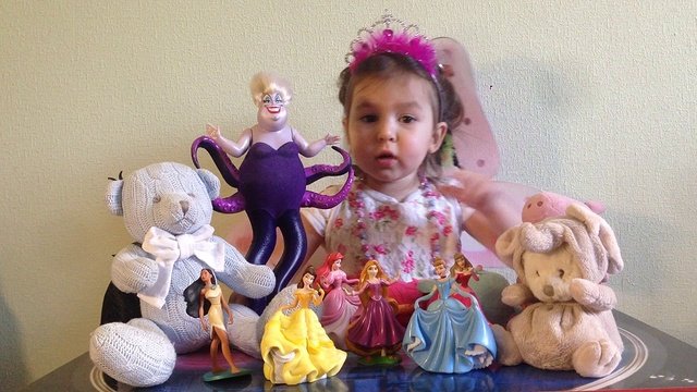 Кукла ариэль. Рапунцель jakks pacific кукла. Принцесса играет в куклы. Кануки-капуки для девочек принцесс с куклами. Две принцессы.