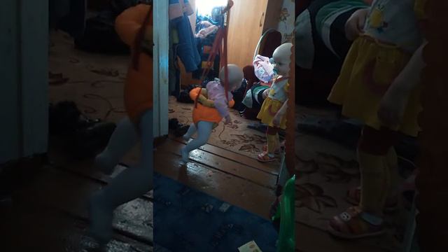 Моя малышка прыгает в прыгунках смотреть онлайн