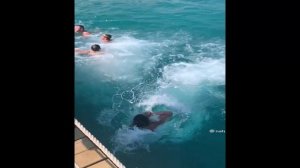 не знала но прыгунья и даже если забыла застегнуть лиф.