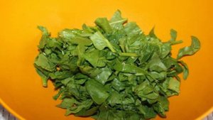 Салат из шпината с авокадо и орехами