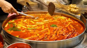 Корейские ттокбокки, мороженое с фруктами. Корейская уличная еда.