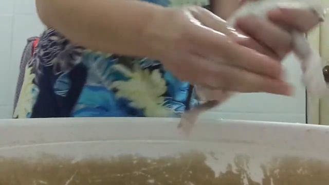 КУПАЮ ГРУДНОГО КОТЕНКА, ВЫВОЖУ БЛОХ.. (Тедди 4 недели единственный сын Дарены ). Спасение котенка. смотреть онлайн