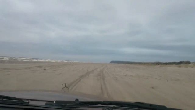 На мерседесе по песку по морю. смотреть онлайн