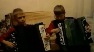 Смуглянка, исполнение на баяне. (Саша и Клим)