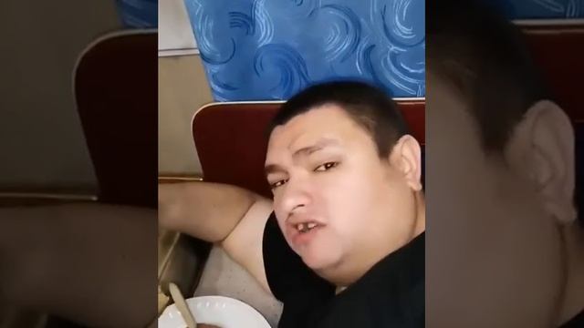 Руслан Гительман и сарделька!Здравствуйте всем привет всем,я устал!