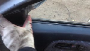 Замена внутренней ручки двери на автомобиле Nissan Primera P11