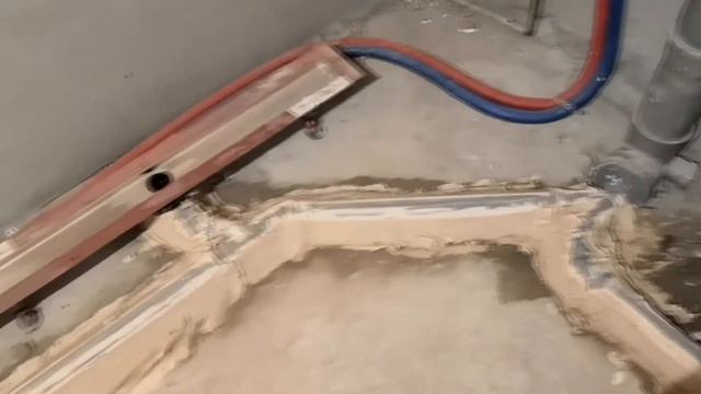 Теплый пол в квартире, красивый водомерный узел, грамотный монтаж внутрипольных конвекторов.