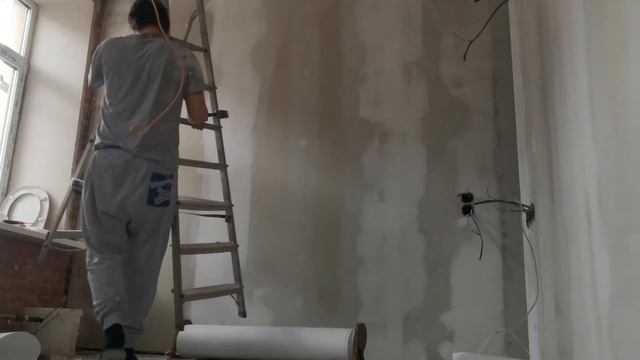 трудяга- Поклейка стены и потолок обоями под покраску смотреть онлайн