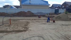 Засыпаем котлован песком и трамбуем виброплитой