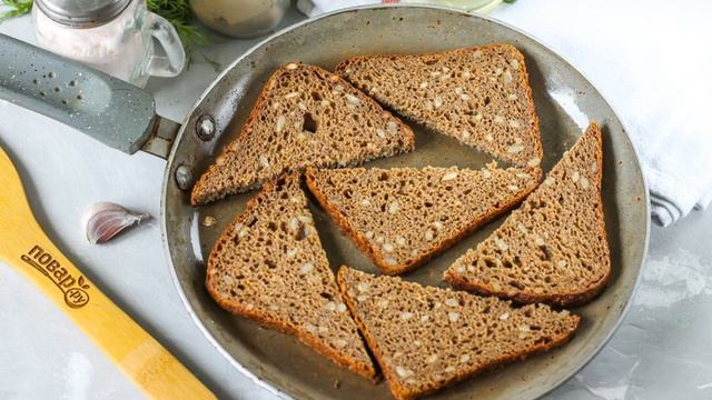 Чесночные гренки из черного хлеба