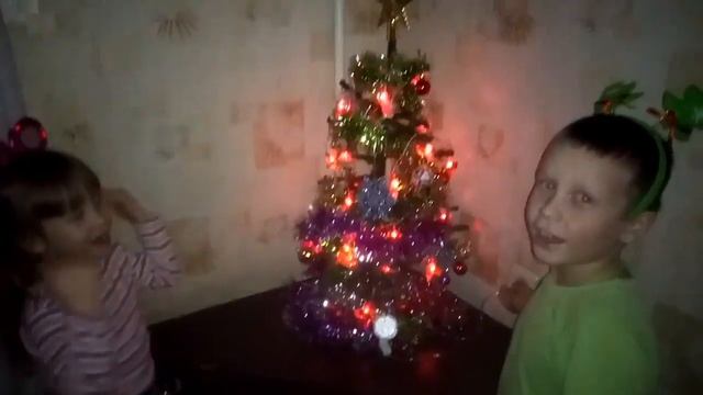 Влог: Наряжаем нашу маленькую ёлочку. Пишем Деду Морозу письма. смотреть онлайн
