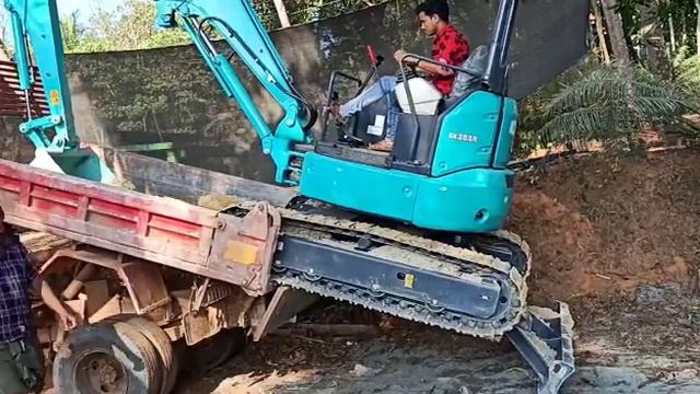 KOBELCO SK 35 MACHINE UNLOADING FROM A TRUCK