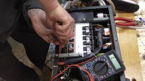 Плазморез Aurora PRO AIRHOLD 42. Горит желтый индикатор при нажатии на курок.