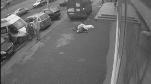 ГАЗель переехала женщину, которая умерла на улице. ВИДЕО 18+