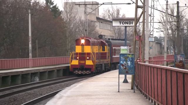 Тепловоз ЧМЭ3-4208 на о.п. Тонди / ČME3-4208 passing Tondi stop with track measurement car смотреть онлайн