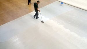 Укладка спортивного покрытия Tarkett Omnisport. Нанесение клея. Разделка швов перед сваркой швов.