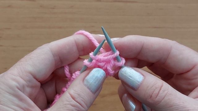 Всего четыре ряда и классный узор спицами готов. смотреть онлайн