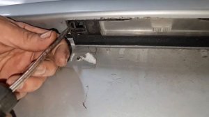 how to replace number plate bulb on Toyota Yaris 2005