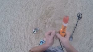 Поиск с металлоискателем на небольшом городском пляже