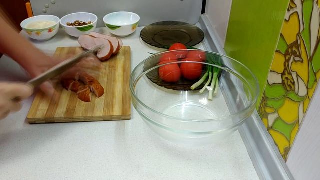 CАЛАТ С КОПЧЕНОЙ КУРИЦЕЙ,ПОМИДОРАМИ,ОРЕХАМИ...../простой и быстрый в приготовлении