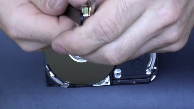 Что внутри у жесткого диска? HDD Как извлечь неодимовый магнит смотреть онлайн