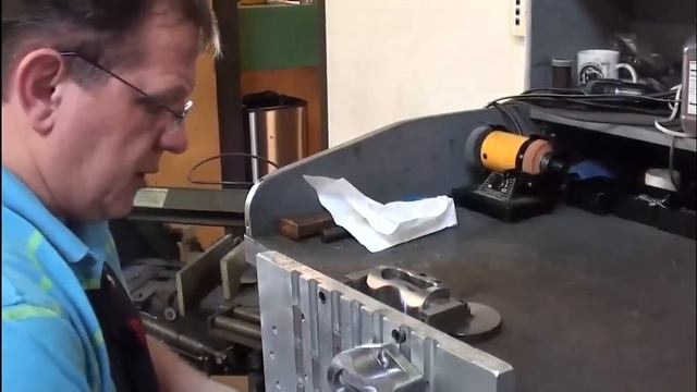 Инструментальный цех Полировка пресс-форм Магнитный Стол смотреть онлайн