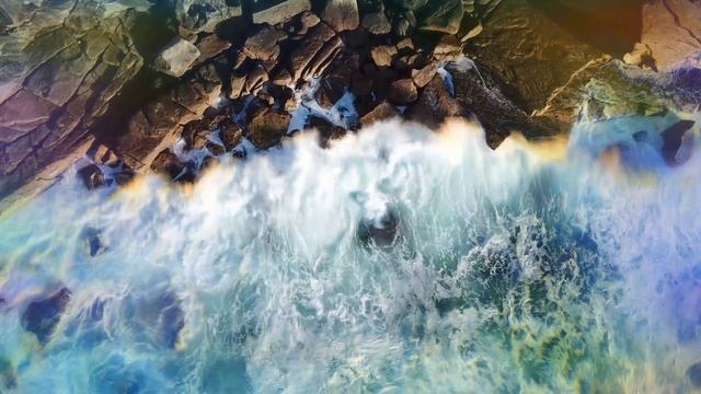 Только посмотрите. ?Шикарный кадр на волны, бьющиеся о скалы. смотреть онлайн