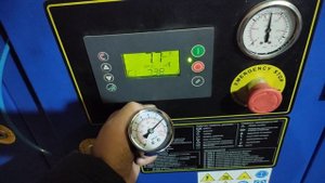 Винтовой компрессор ремеза ВК30-10. Работа в режимах нагнетания и холостого хода.