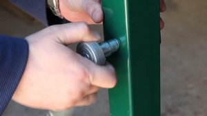 Монтаж скобы c антивандальной гайкой на стойку ограждения #егоза