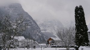 Звуки гор под звуки снега. Снегопад в горах на горнолыжном курорте.
