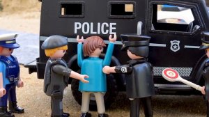 Мультик Полицейские машины спасают тракторы, столкнувшиеся с проблемами _ BIBO и Игрушки