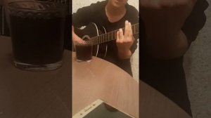 В сигаретном дыму на гитаре