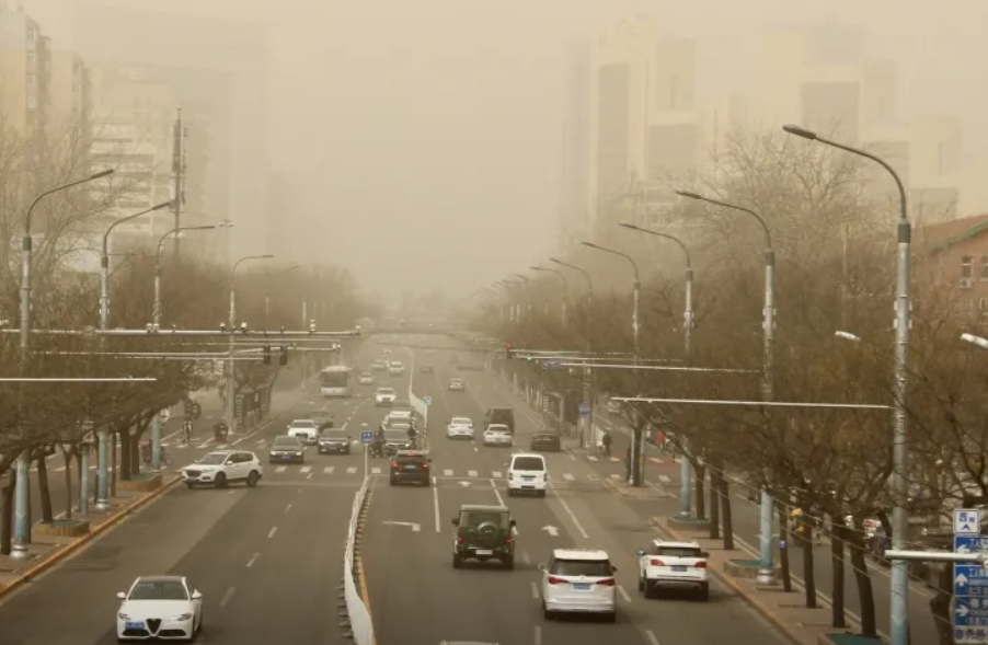 Не видно ни зги: мощная песчаная буря обрушилась на Китай