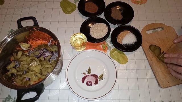 Беру маринованные огурцы и готовлю этот вкусный салат! Ингредиенты к этому салату есть у каждого!