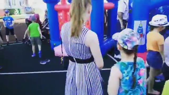 БатутыХМ - сегодня бесплатно для детей. Жильцы нового мкр "Азбука", Строителей 117. Праздник открыт смотреть онлайн