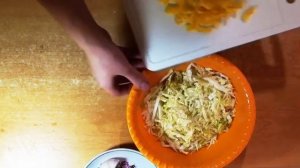 Салат Ревнивец с курицей и сухариками: рецепт быстро и просто