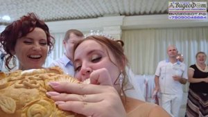 Встреча молодых на свадьбе Кусаем каравай