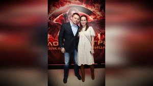 ГОДИТСЯ В ДОЧЕРИ! Как выглядит жена и есть ли дети у актера Александра Носика?