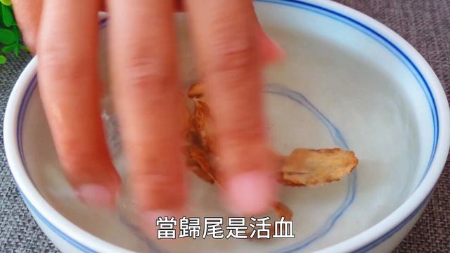 腿腳疼、肌肉酸不用怕，菊花加它泡水喝，一杯就見效，告別疼痛，70歲也能健步如飛